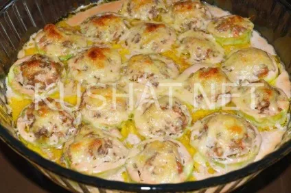 Кабачки, фаршировані фаршем в духовці
