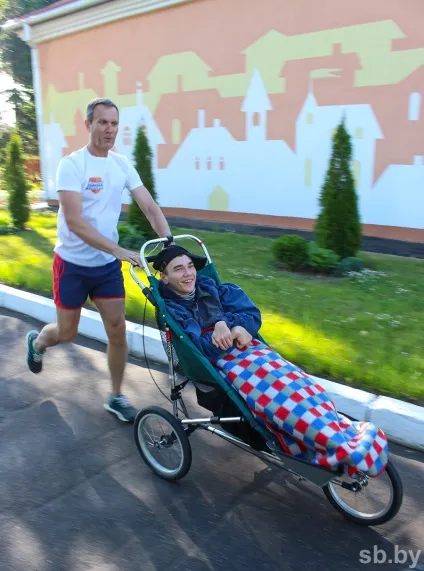 Як біг в колясках допомагає дітям з інвалідністю повірити в себе (інвалідністю) Як біг в колясках допомагає дітям з інвалідністю повірити в себе