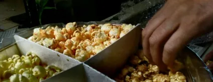 Як їжа незручною рукою допомагає скорочувати споживання зайвих калорій - зожнік