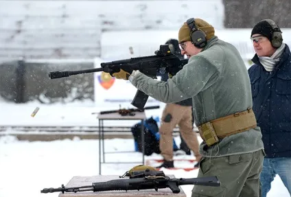 Як цивільні стали вчити стріляти поліцію і військових зброю силові структури