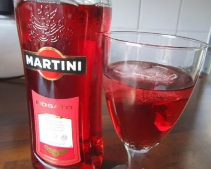 Як і з чим пити мартіні Розато - закуска і рецепти коктейлів (Martini Rosato Martini) Як і з чим пити мартіні Розато - закуска і рецепти коктейлів