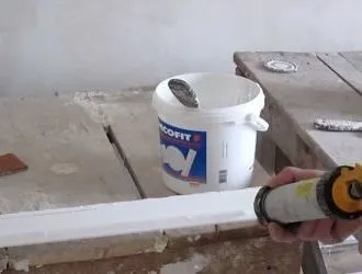 Як клеїти галтелі