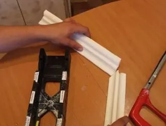 Як клеїти галтелі