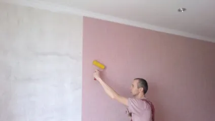 Як клеїти шпалери на вапно