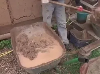 Як мазати стіни глиною