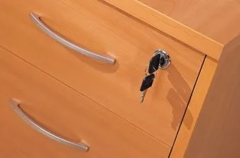 Як відкрити тумбочку без ключа