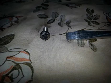 Як відкрутити закислі болти з капелюшком під хрестову викрутку (розбирання карбюраторів) Як відкрутити закислі болти з капелюшком під хрестову викрутку
