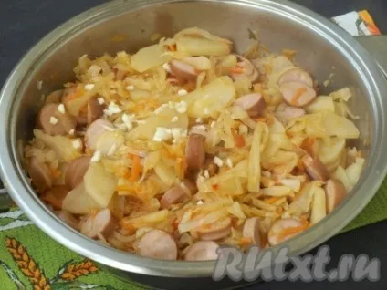 Як згасити капусту з картоплею і сосисками - рецепт з фото (згасити) Як згасити капусту з картоплею і сосисками - рецепт з фото