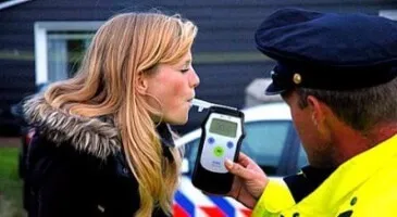 Як правильно користуватися алкотестером, як видихати повітря і що не можна робити перед проходженням (користуватися) Як правильно користуватися алкотестером, як видихати повітря і що не можна робити перед проходженням