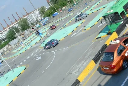 Як правильно паркуватися заднім ходом