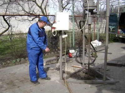 Як пробурити правильний колодязь вибір виду водозабору і методи облаштування (як пробурити колодязь під воду буріння машиною на відео бурити правильно) Як пробурити правильний колодязь вибір виду водозабору і методи облаштування