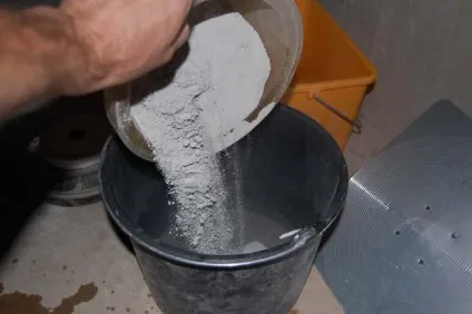 Як розводити плитковий клей і наносити клей на плитку (наносити клей стіну) Як розводити плитковий клей і наносити клей на плитку