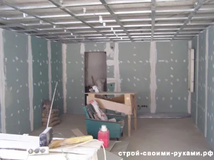 Як самостійно вирівняти стелі