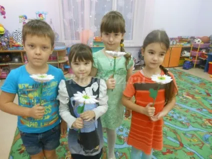 Як зробити ромашку з паперових модулів