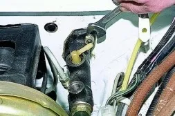 Як зняти і відремонтувати головний циліндр зчеплення автомобіля ваз-2121