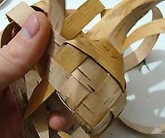 Як сплести лапті з берести