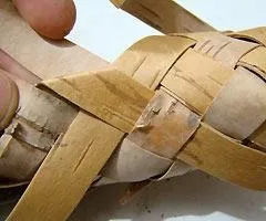 Як сплести лапті з берести