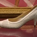 Як прибрати плями на замшевого взуття
