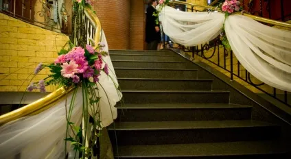 Як прикрасити під'їзд на весілля декор сходи і ганку (весілля) Як прикрасити під'їзд на весілля декор сходи і ганку