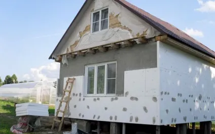 Чи можна обшивати дерев'яний будинок пінопластом переваги і недоліки