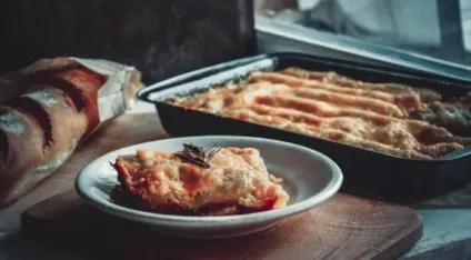 Каннеллоні з куркою і грибами фаршировані і під соусом (фаршировані) Каннеллоні з куркою і грибами фаршировані і під соусом