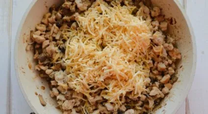 Каннеллоні з куркою і грибами фаршировані і під соусом (грибами) Каннеллоні з куркою і грибами фаршировані і під соусом