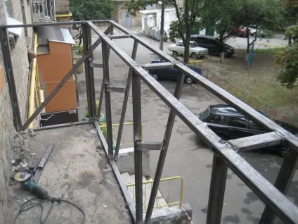 Каркас для обшивки балкона