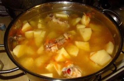 Картопля тушкована з куркою в каструлі, покроковий рецепт