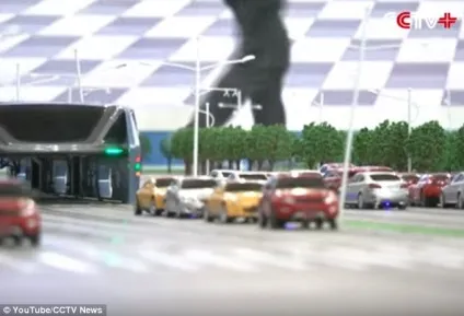 Китайський автобус, що пропускає автомобілі (пропускає автомобілі під собою) Китайський автобус, що пропускає автомобілі