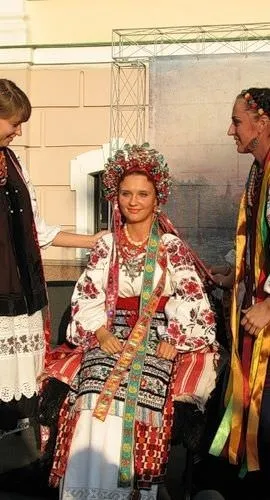Колоритні весільні сукні в українському стилі (українському) Колоритні весільні сукні в українському стилі
