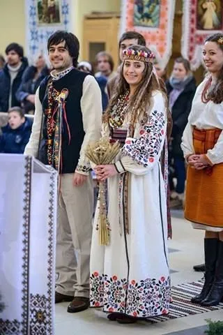 Колоритні весільні сукні в українському стилі (українському) Колоритні весільні сукні в українському стилі