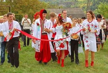 Колоритні весільні сукні в українському стилі (стилі) Колоритні весільні сукні в українському стилі