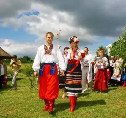 Колоритні весільні сукні в українському стилі (колоритні) Колоритні весільні сукні в українському стилі