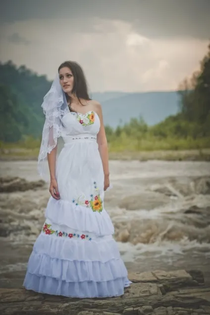 Колоритні весільні сукні в українському стилі (сукні) Колоритні весільні сукні в українському стилі
