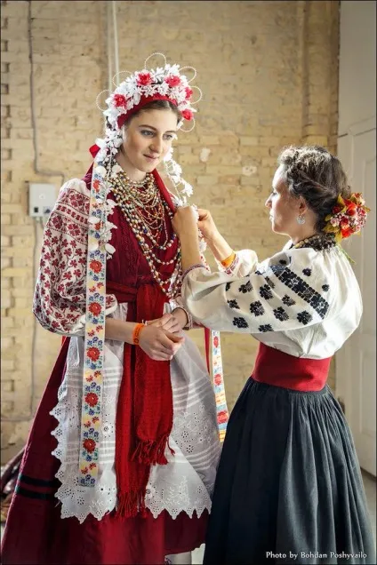 Колоритні весільні сукні в українському стилі (колоритні) Колоритні весільні сукні в українському стилі