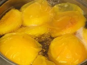 Компот з персиків