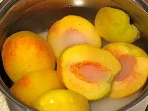 Компот з персиків