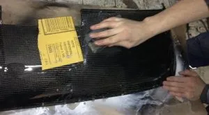 Наклейка віініловой плівки під карбон на автомобіль (плівкою авто карбон) Наклейка віініловой плівки під карбон на автомобіль