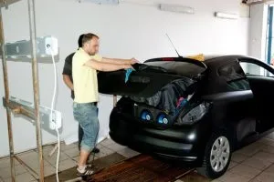 Наклейка віініловой плівки під карбон на автомобіль (плівкою авто карбон) Наклейка віініловой плівки під карбон на автомобіль