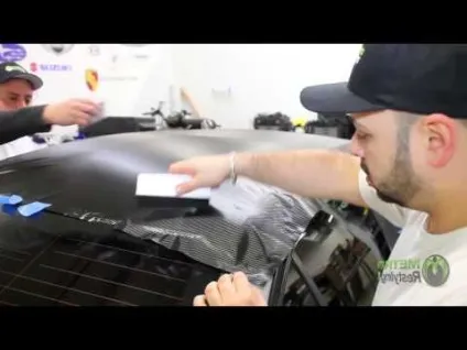 Наклейка віініловой плівки під карбон на автомобіль (плівки) Наклейка віініловой плівки під карбон на автомобіль