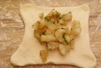 Конвертики з листкового тіста з яблуками, з куркою, з сиром (конвертики з листкового тіста з куркою) Конвертики з листкового тіста з яблуками, з куркою, з сиром