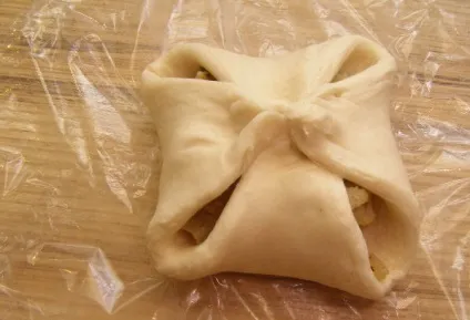 Конвертики з листкового тіста з яблуками, з куркою, з сиром (куркою) Конвертики з листкового тіста з яблуками, з куркою, з сиром