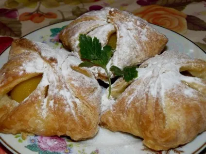 Конвертики з листкового тіста з яблуками, з куркою, з сиром (сиром) Конвертики з листкового тіста з яблуками, з куркою, з сиром