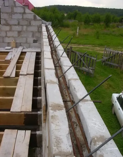 Кріплення мауерлата до газобетону без армопоясу дротом на односхилим даху, фото (армопояса) Кріплення мауерлата до газобетону без армопоясу дротом на односхилим даху, фото