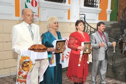 Хто тримає ікону на весіллі при зустрічі молодих