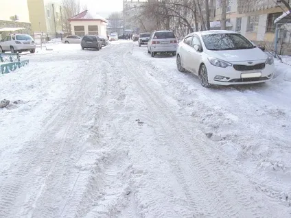 Кск пояснили, чому не прибирають сніг у дворах (газета) Кск пояснили, чому не прибирають сніг у дворах