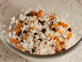 Курка, фарширована рисом і сухофруктами (страви з птиці) Курка, фарширована рисом і сухофруктами