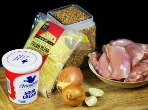 Курка з гречкою в духовці