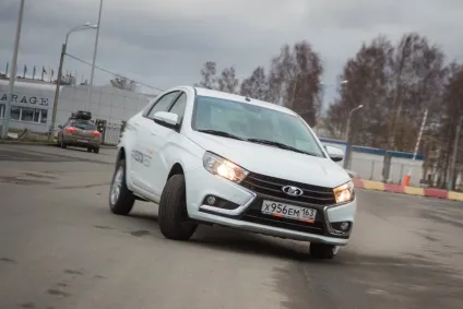 Лада веста або лада калина порівнюємо що краще (капотом Лада Веста) Лада веста або лада калина порівнюємо що краще