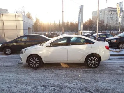 Лада веста або лада калина порівнюємо що краще (капотом Лада Веста) Лада веста або лада калина порівнюємо що краще